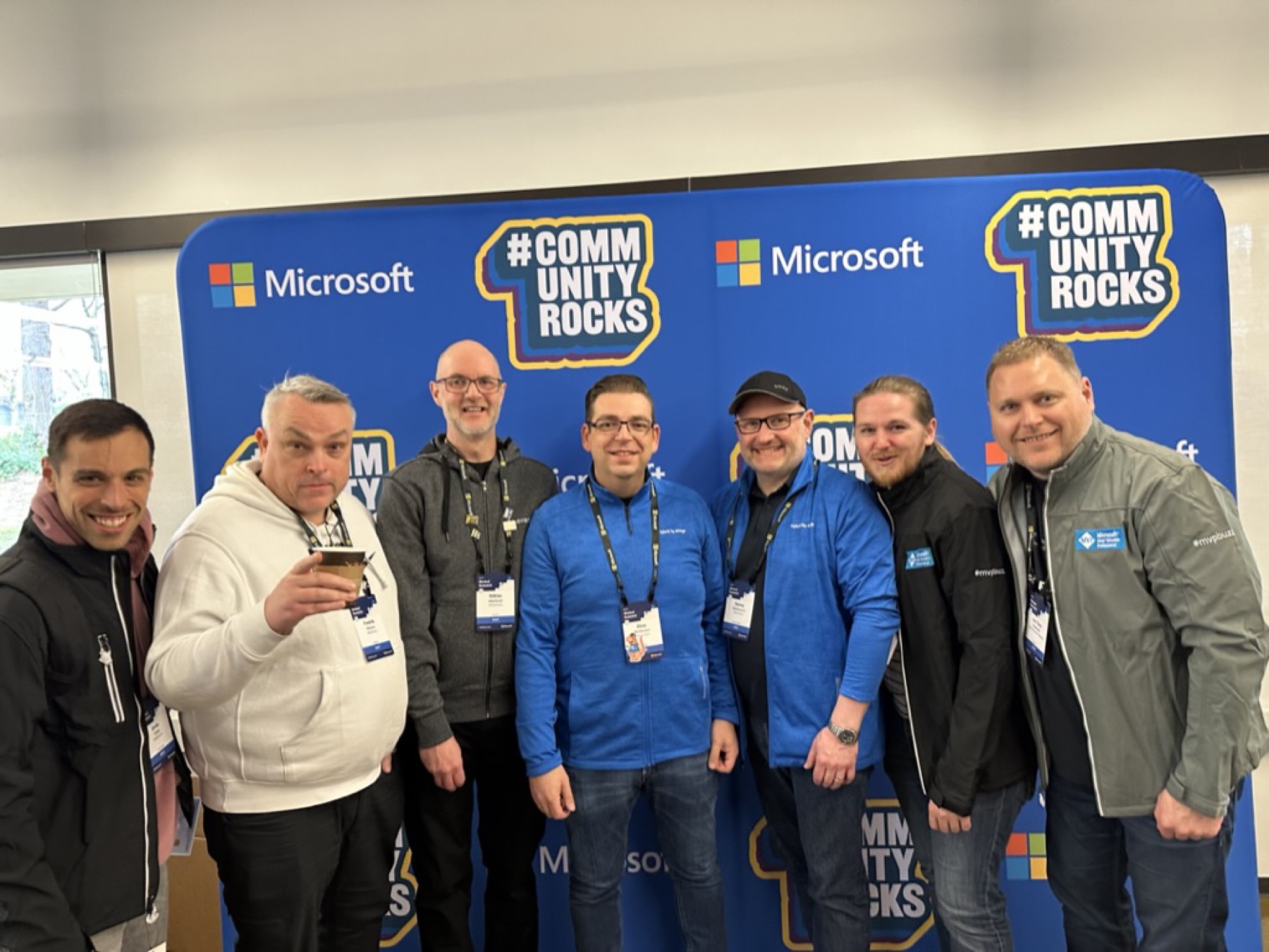MVPs vor dem #CommunityRocks-Backdrop