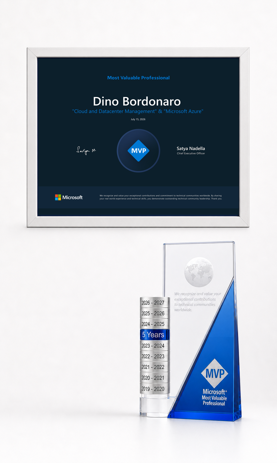 Illustratives Rendering: gerahmtes Microsoft-MVP-Zertifikat 2026 von Dino Bordonaro neben der MVP-Trophäe mit acht Jahressteinen von 2019-2020 bis 2026-2027 und blauem 5-Years-Trenner.