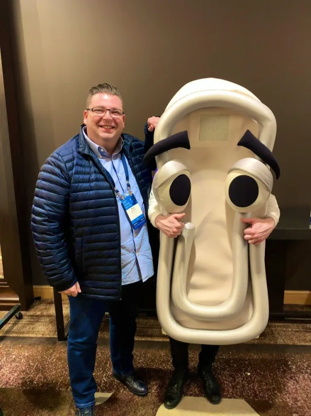 Moment mit Clippy-Figur auf einem Microsoft-Event