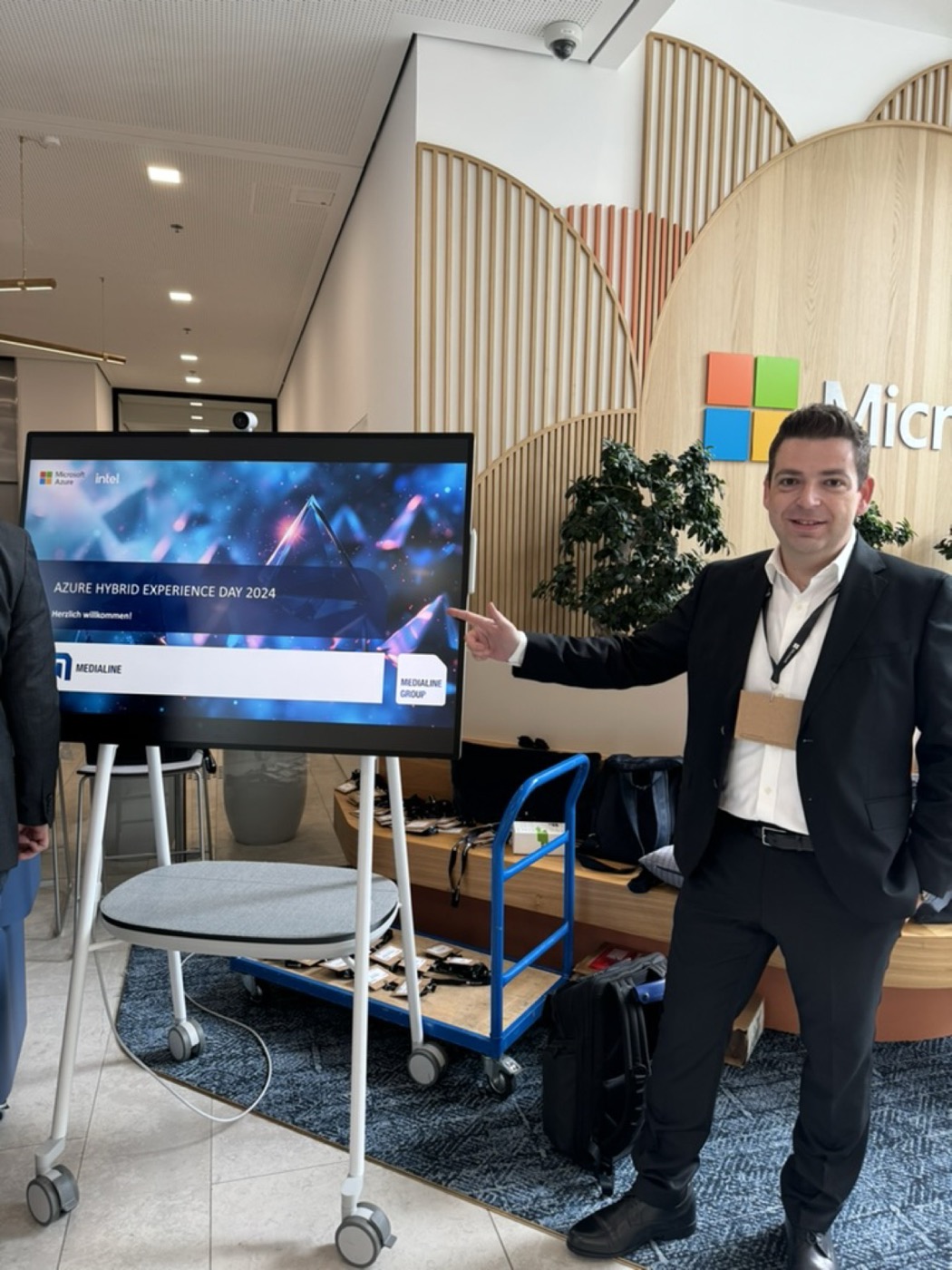 Dino Bordonaro pointing at the Azure Hybrid Experience Day 2024 screen at a Microsoft event